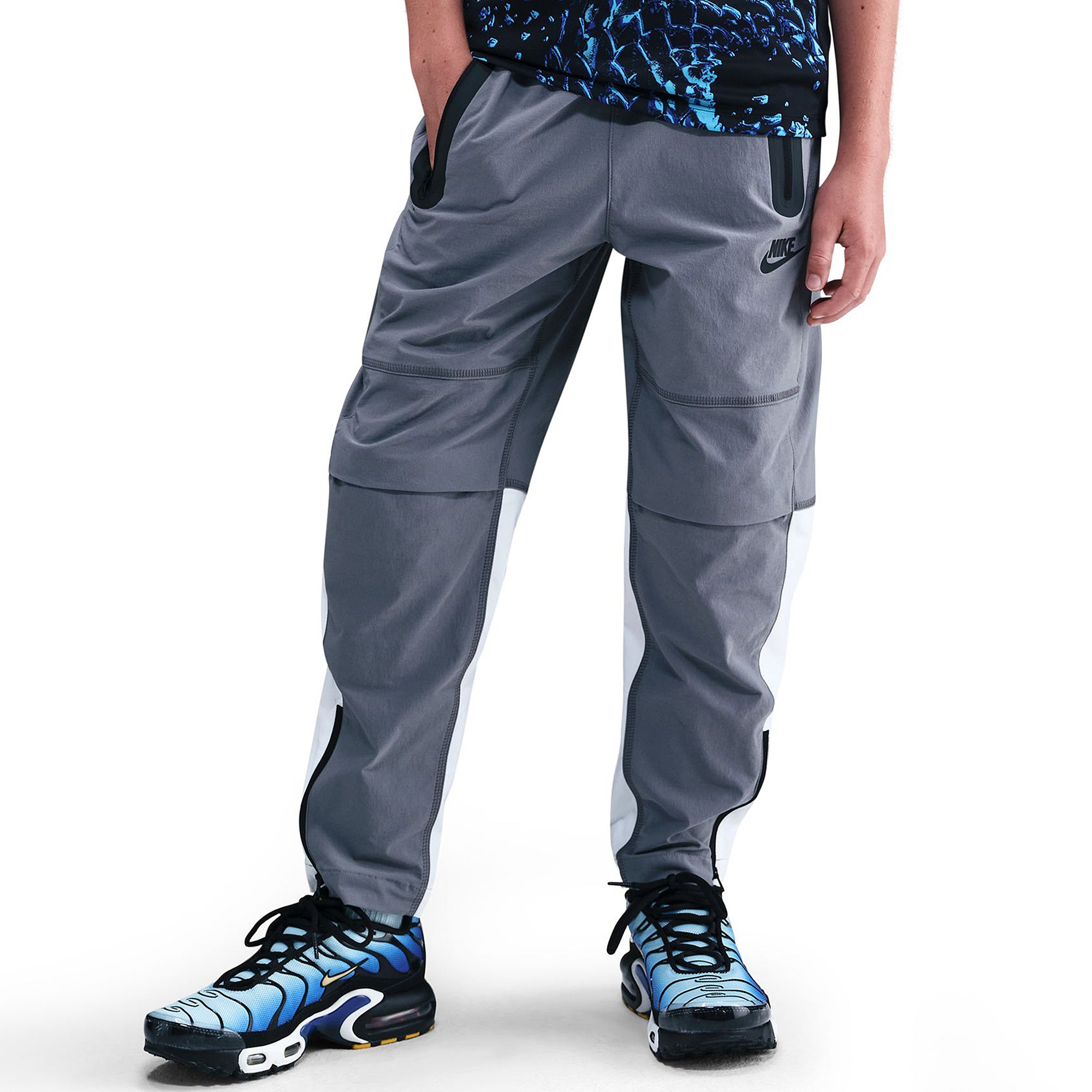 新品　1piu1uguale3TUCK PANTS HEATENERGY Nike Sportswear Older Kids Tech Woven Trousers (8-15Y) - Smoke