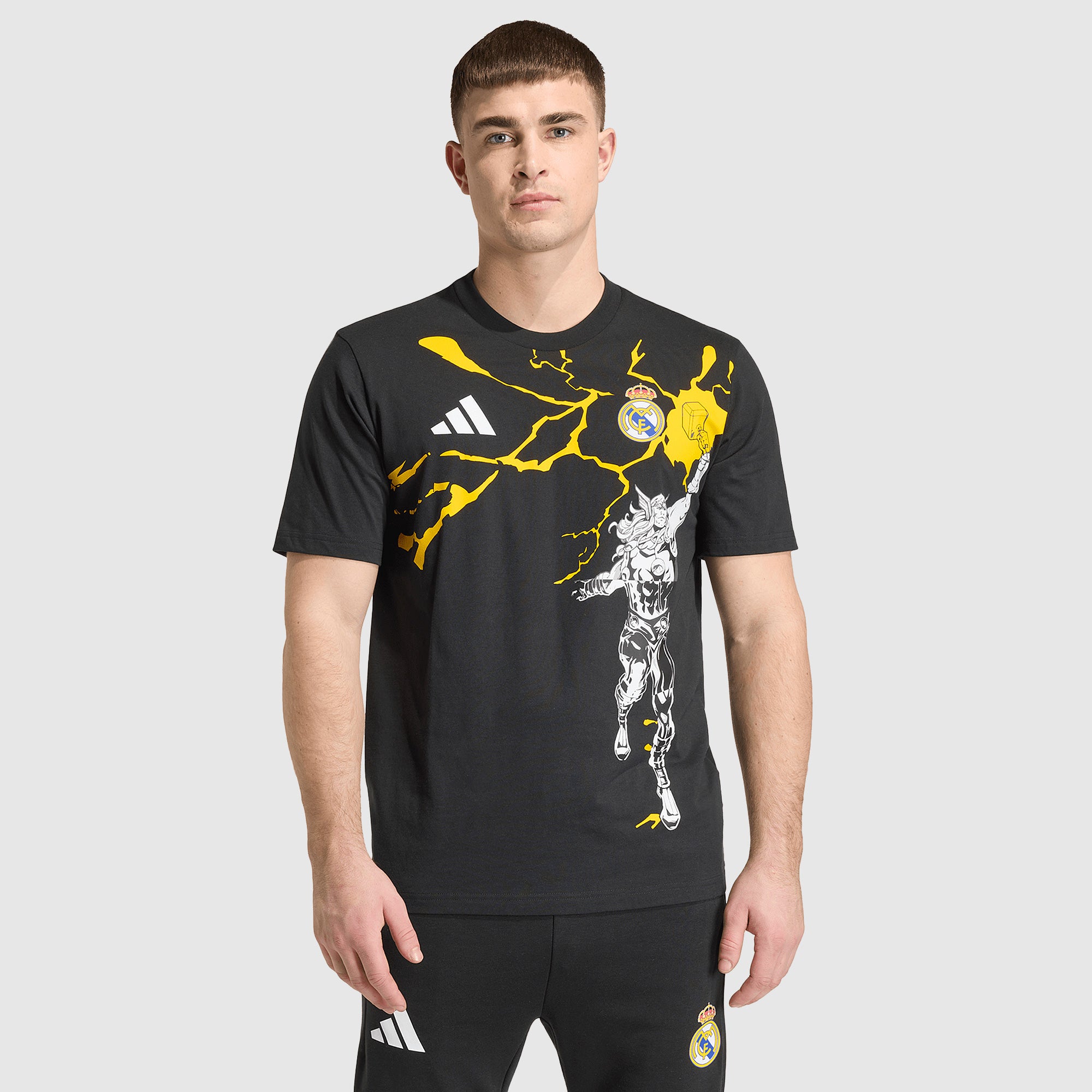 REAL MADRID スーパースターズ Tシャツ M adidas Real Madrid 25/26 x Marvel T-Shirt - Black - Mens Replica